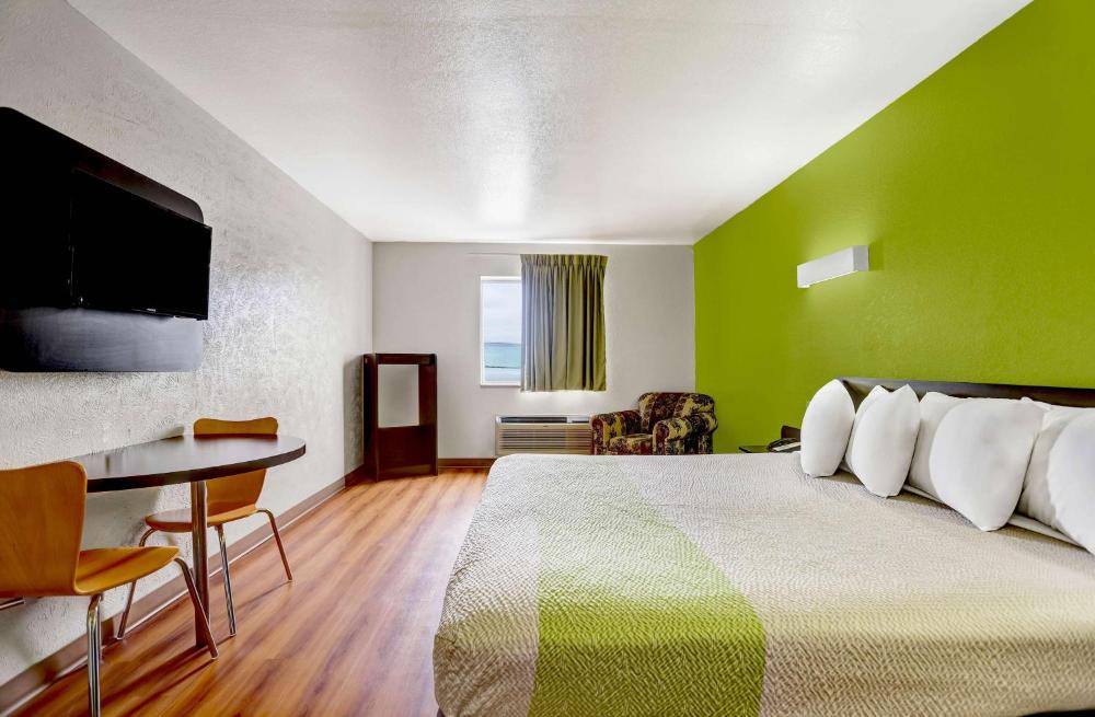 Deluxe King Room - Non-Smoking interior