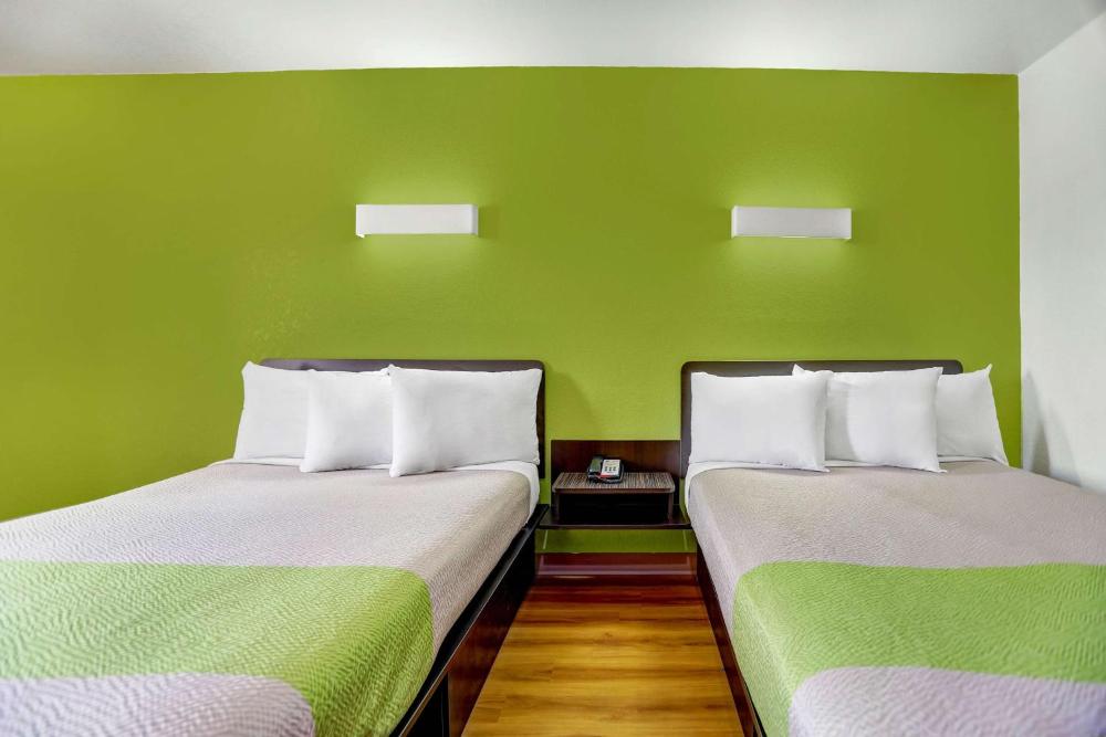 Deluxe Queen Room with Two Queen Beds - Non-Smoking interior